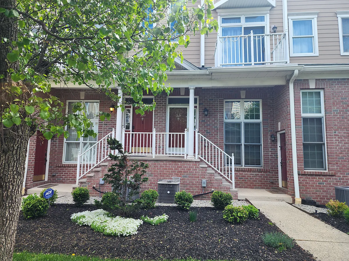 Building Photo - 310 Midland Ct