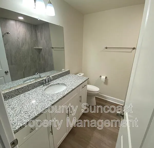 768 16th St — Photo 3