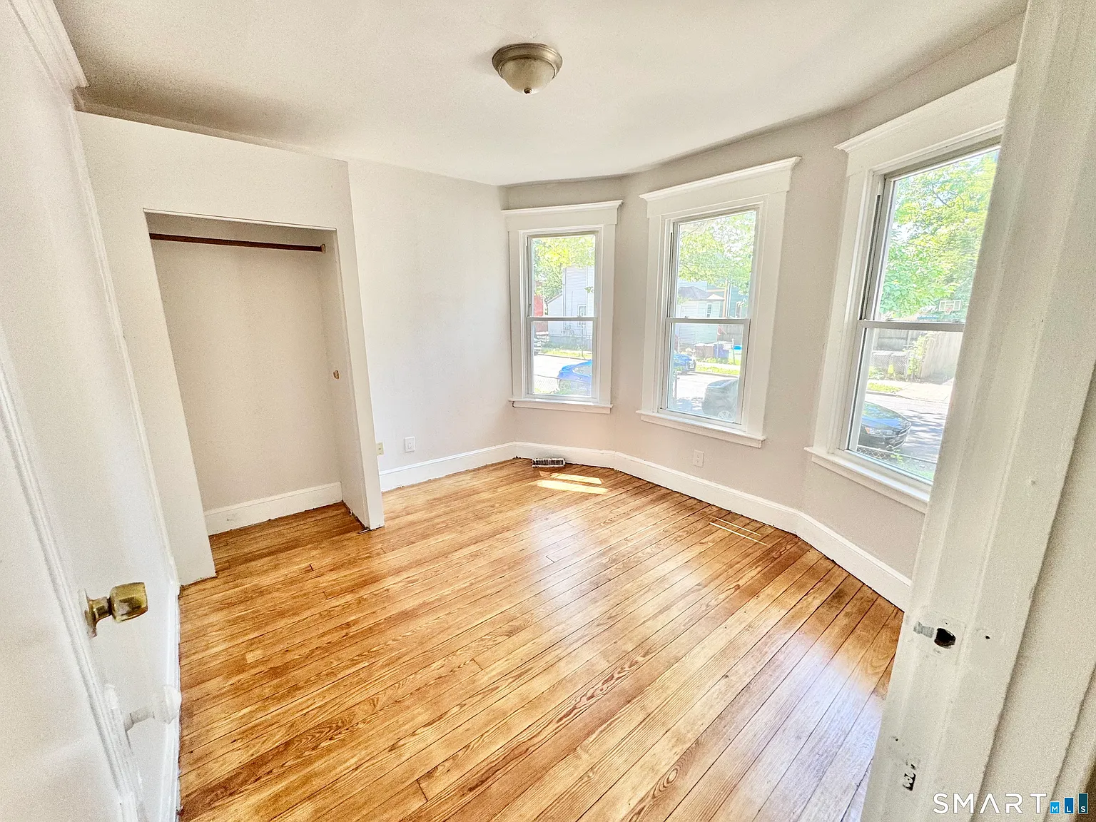 3 bed, 1.0 bath, 2820 sqft, $2,200 — Photo 4