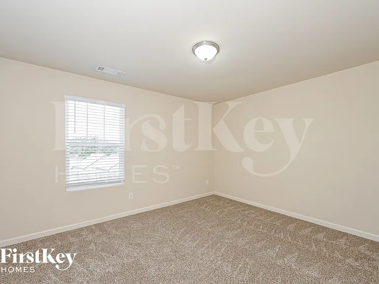 323 Darling Ln — Photo 15