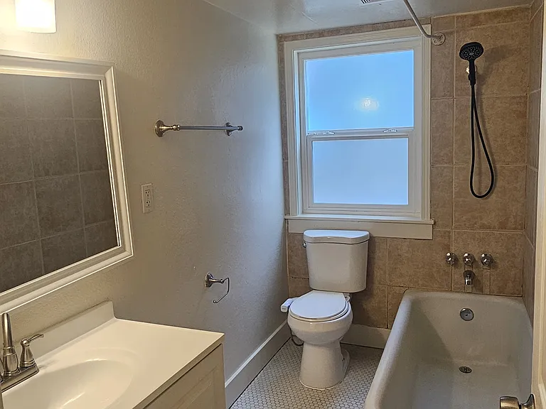 1224 E St — Photo 11