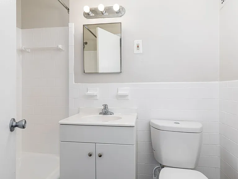 Regency Court Apartments — Photo 51