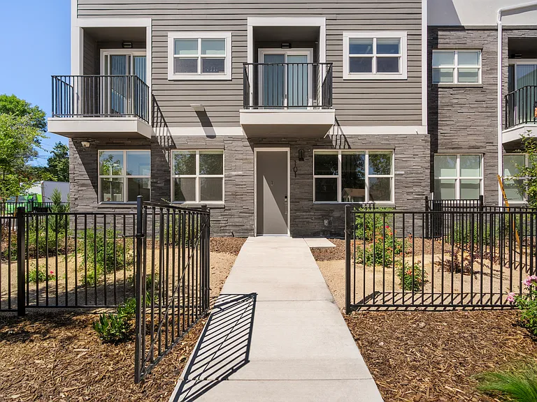 Grand Canyon Mews — Photo 18