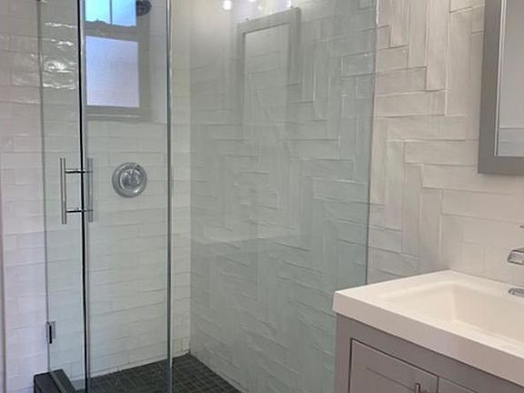 4th image of 299 Greene Ave #2