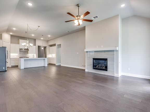 3rd image of 824 Harrington Ln