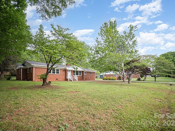 3rd image of 4921 Churchill Dr