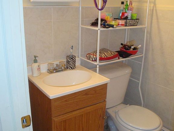 3rd image of 124 College Place College Pl #124
