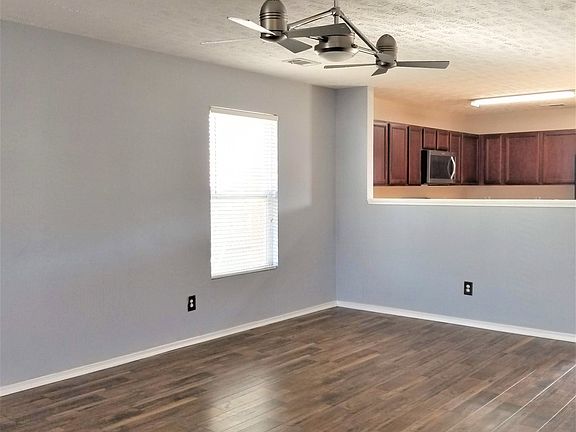 4th image of 2857 Creekbend Dr