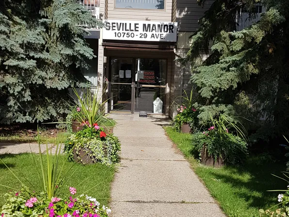 10750 29th Ave NW, Edmonton, AB T6J 5H7