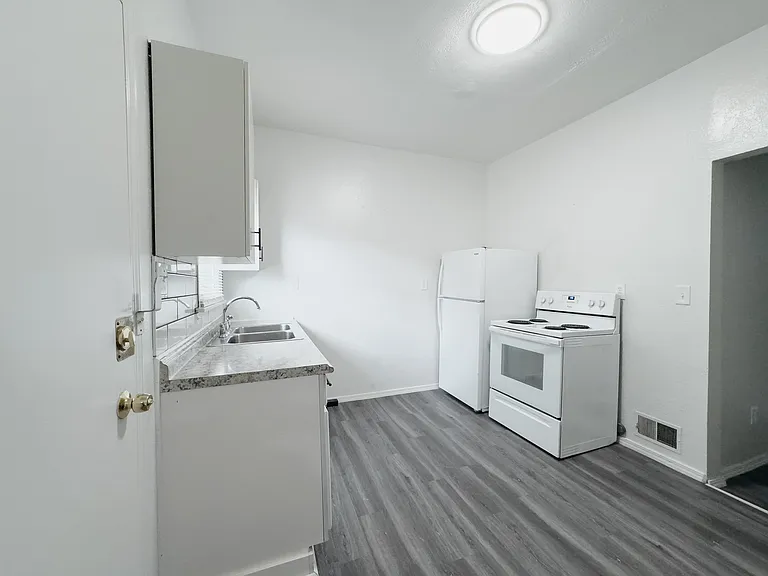 2223 Junction St #1 — Photo 4