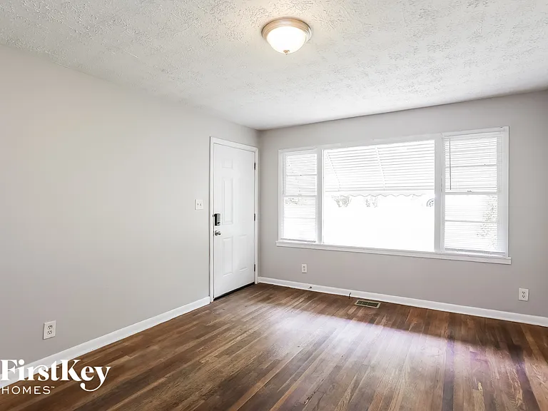 727 Alfred Rd NW — Photo 4