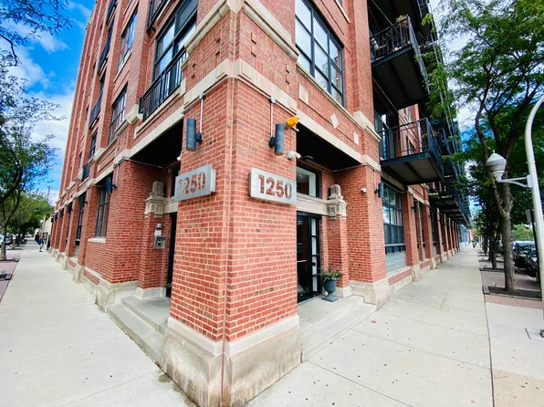1250 W Van Buren St APT 203, Chicago, IL 60607