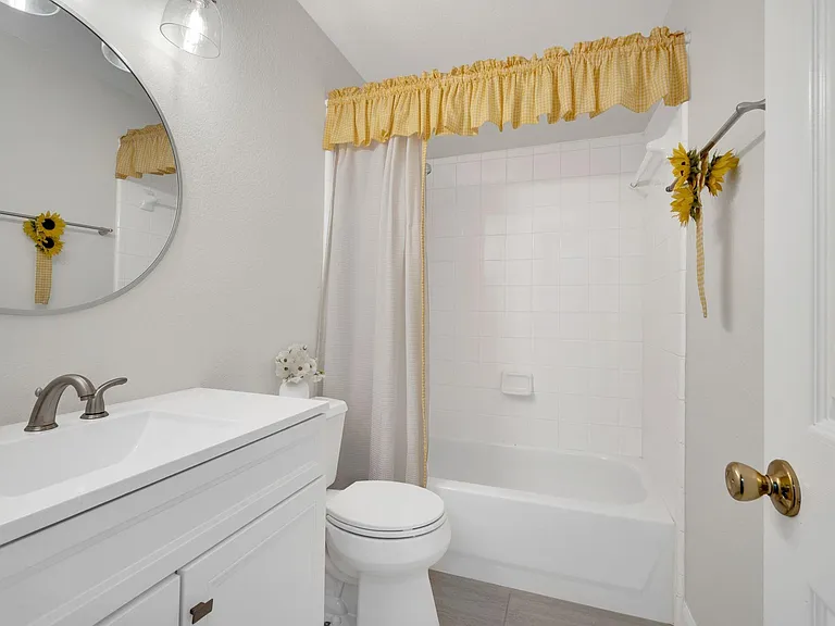 6516 Fairglen Dr — Photo 24
