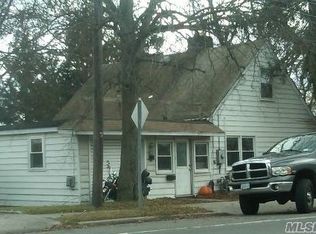 33 Udall Rd, West Islip, NY 11795