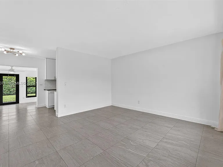 680 W 50th Pl — Photo 8