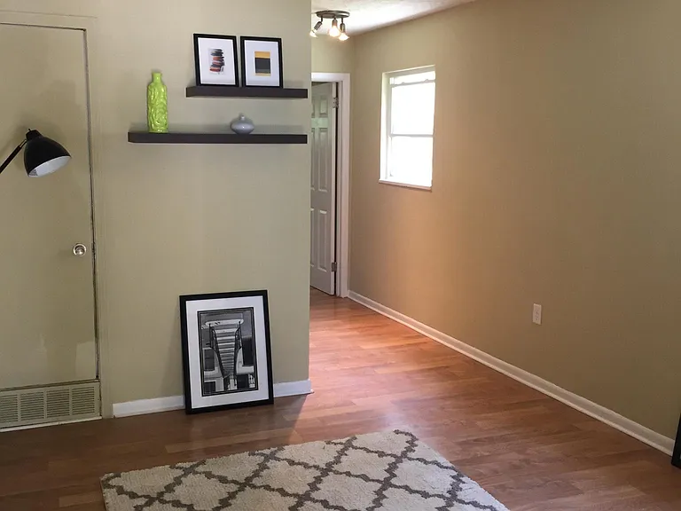 1083 Oak St — Photo 1