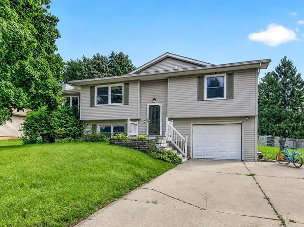 2105 W Bedford Rd, Freeport, IL 61032