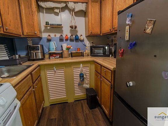 5th image of 907 Saint Paul St APT 2F
