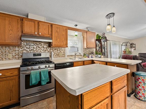 5th image of 57 Edgewater Ct