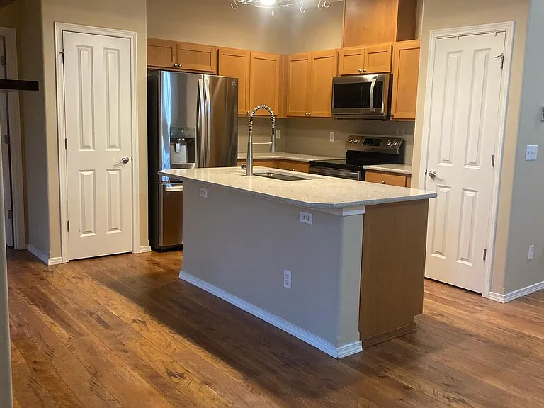 2115 Bobs Hollow Ln — Photo 1