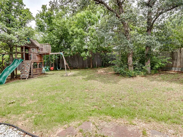 2701 Shady Tree Ln — Photo 31