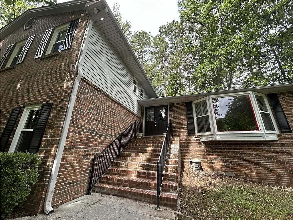 4 bed, 2.5 bath, 2263 sqft, $2,900 — Photo 2