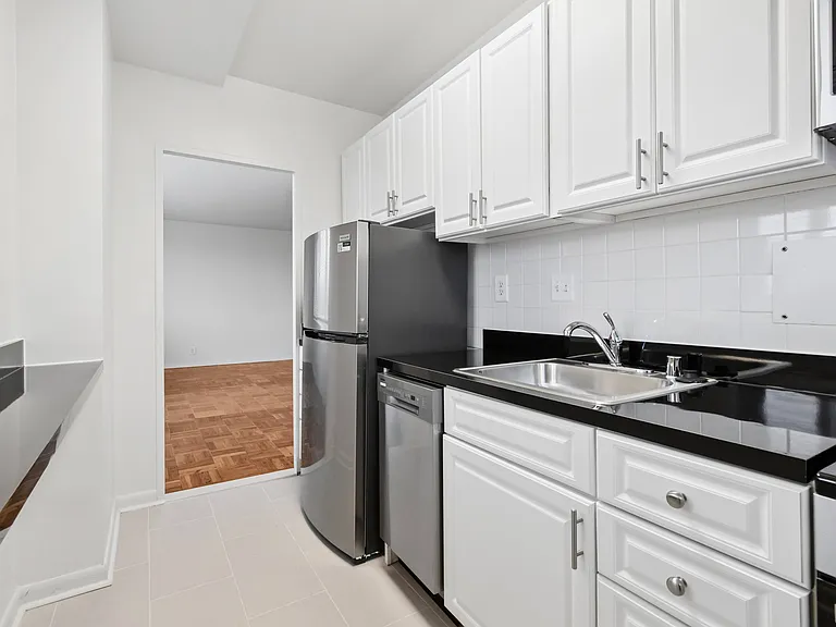 Quebec House Apartments — Photo 28