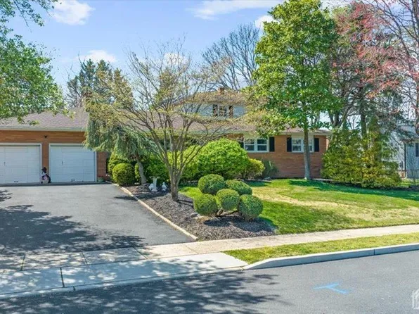 31 Oakwood Dr, Parlin, NJ 08859
