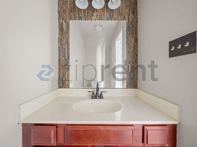 1418 Windsor St #1418 — Photo 15