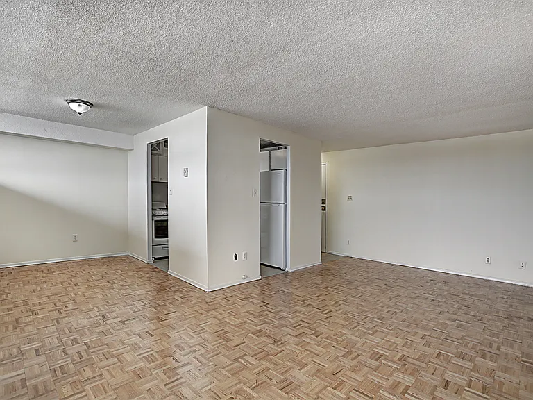 666 King St E — Photo 17