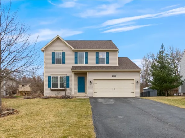 1683 Lillybrook Ct, Farmington, NY 14425