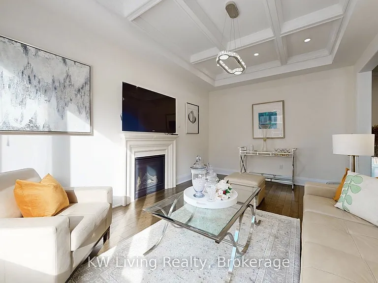 92 Giardina Cres — Photo 4