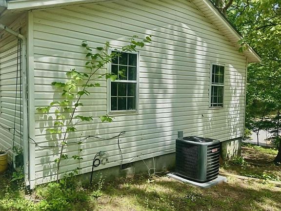 3rd image of 2121 Old Cloverdale Rd