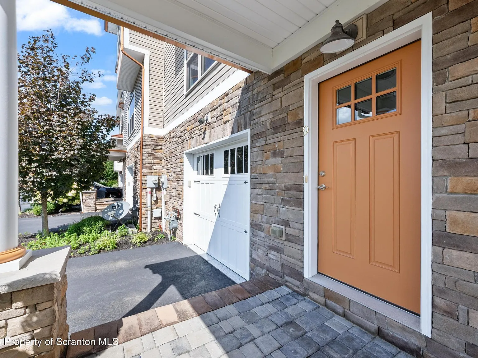 3 bed, 2.5 bath, 2413 sqft, $3,200 — Photo 2