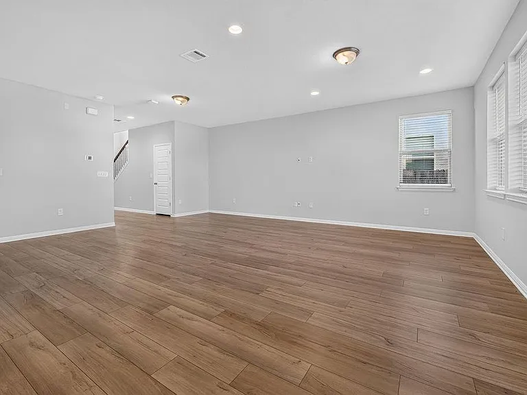 320 Rend Dr — Photo 9
