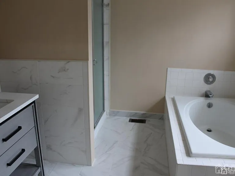 240 Hidden Woods Ct — Photo 18