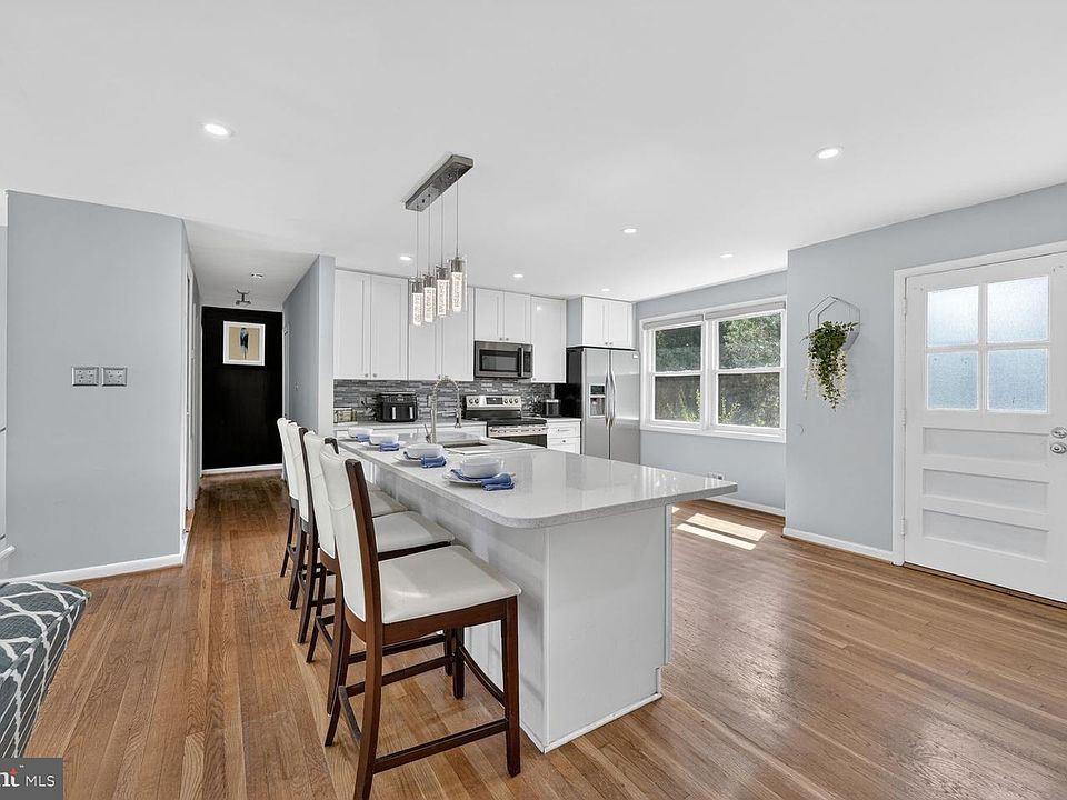 1st image of 1104 Caddington Ave