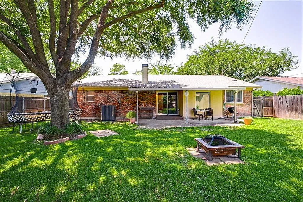 3 bed, 1381 sqft, $2,400 — Photo 4