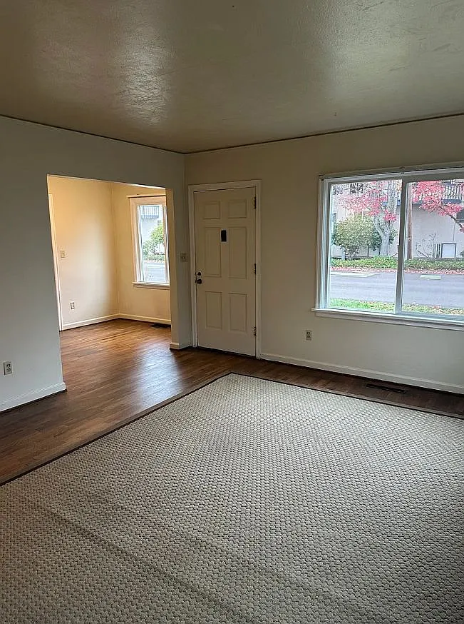 4 bed, 1406 sqft, $2,300 — Photo 2