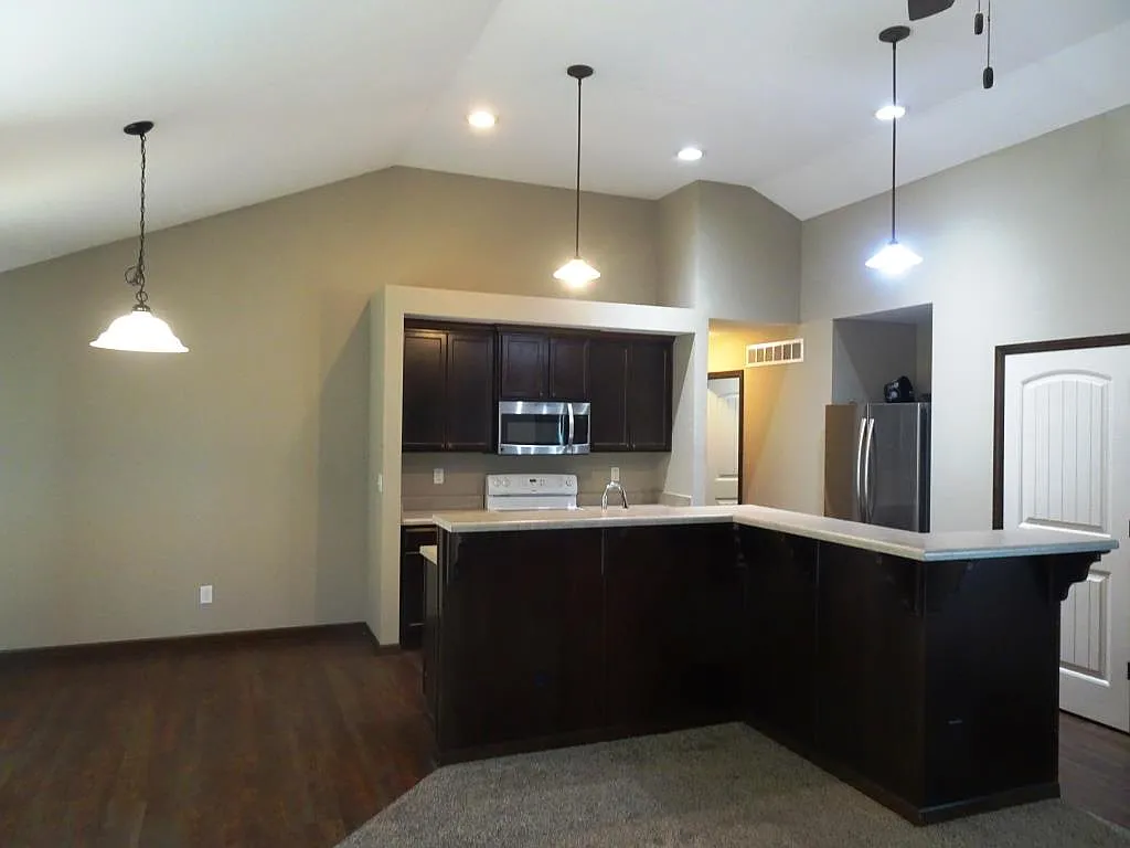 4 bed, 2400 sqft, $2,450 — Photo 2