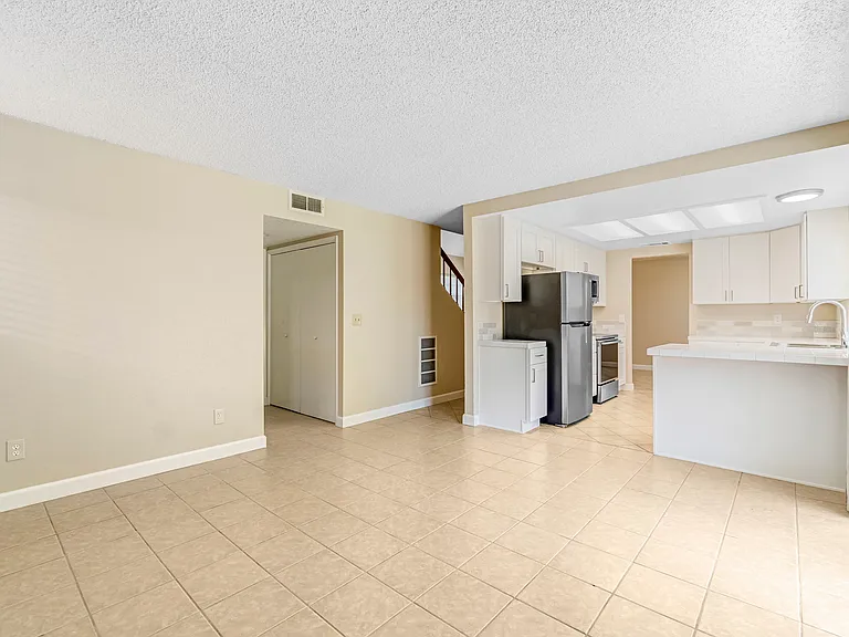 6733 N Warren Ave — Photo 12