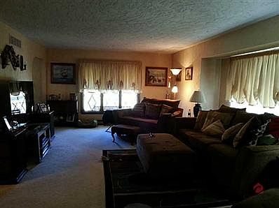3rd image of 109 W Southwest Ct