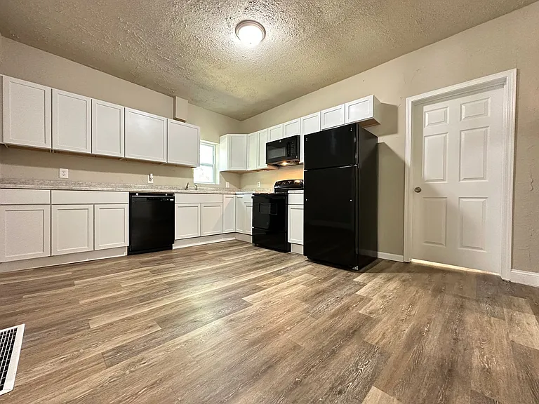 803 E Court Ave — Photo 5