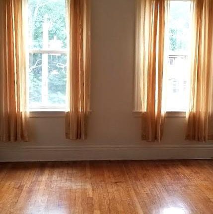 2nd image of 8 Kinross Rd APT 9