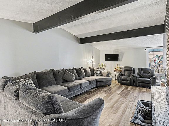 5th image of 2924 Woodview Dr