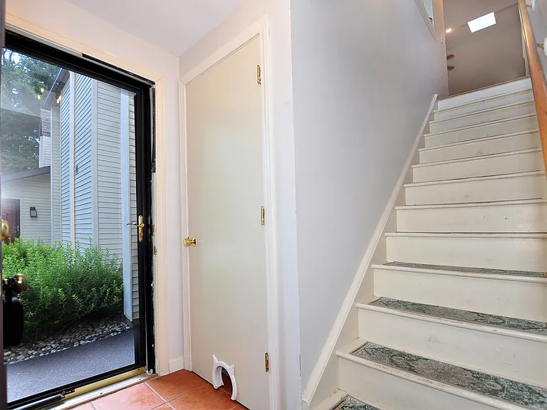 30 Simsbury Lndg #30 — Photo 2
