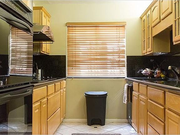 4th image of 711 Island Ct #E