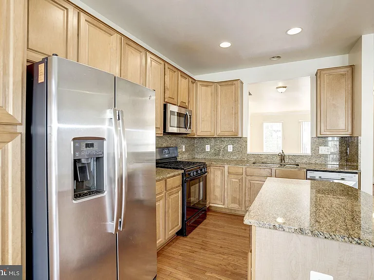 750 Monument Ave — Photo 17