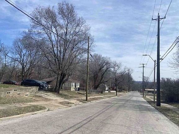 Exterior Neighborhood (street photo)