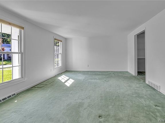 3rd image of 36 Kingswaye Dr